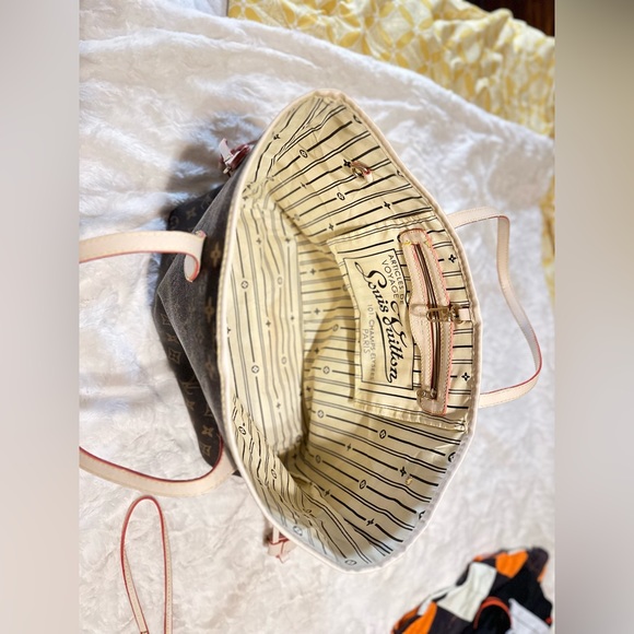 Faux Louis Vuitton large tote bag with wristlet - Picture 4 of 7